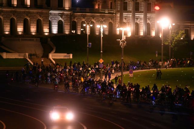 莫斯科市举行夜间单车骑行文化节