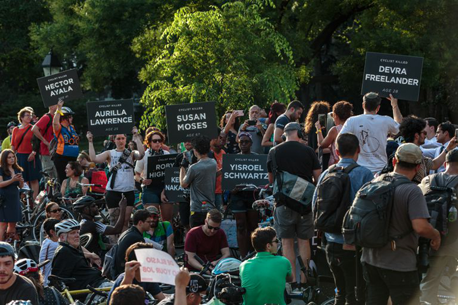 纽约骑者上演“死亡躺” 旨在抗议死亡人数增加