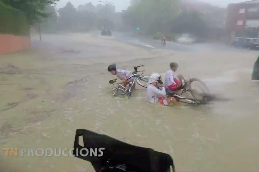 暴雨不收车！青年车手TTT摔入水坑（附视频）