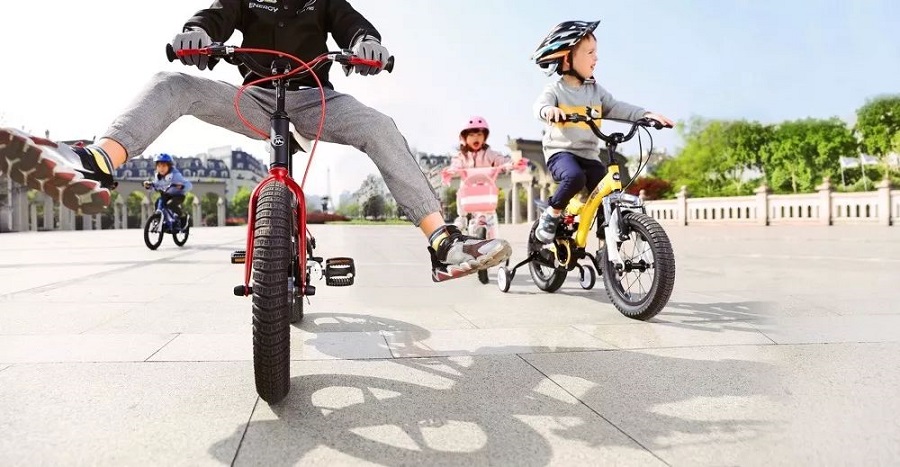 荷兰10岁自行车市长提议为车道加灯光和音乐