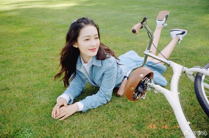 李沁七夕骑自行车出游 着牛仔裙清纯可人