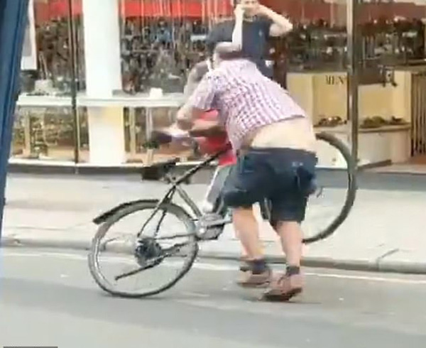 英出租司机与单车骑手街头大打出手 裤子不慎掉落