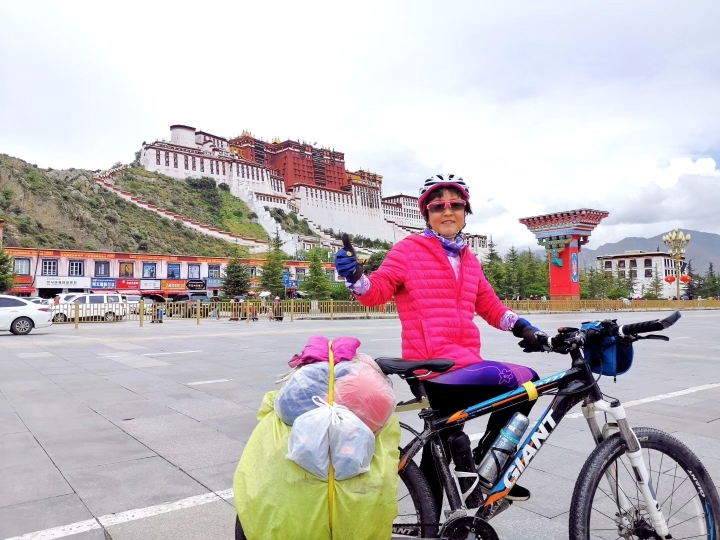 27天2700多公里 扬州五旬女教师骑行进藏