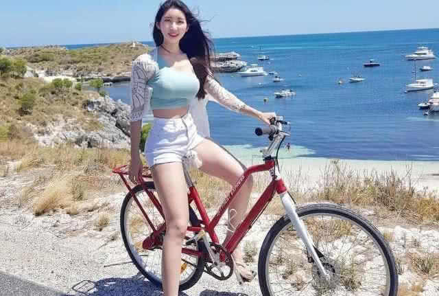 韩国健身姑娘爱骑行 身材迷人受追捧  人称“魅力女神”
