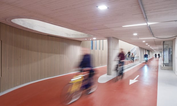 可容上万辆车！荷兰启用世界上最大自行车停车场