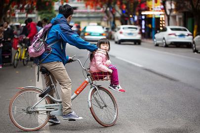 快打住！共享单车私装儿童座椅 骑车带娃两耽误