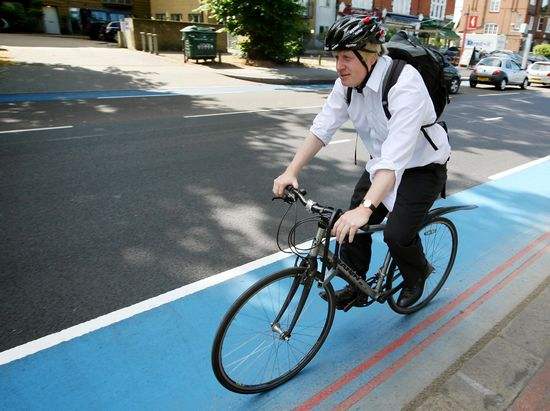 英国首相最近有点烦：又被禁止骑车上班，只能坐公务配车