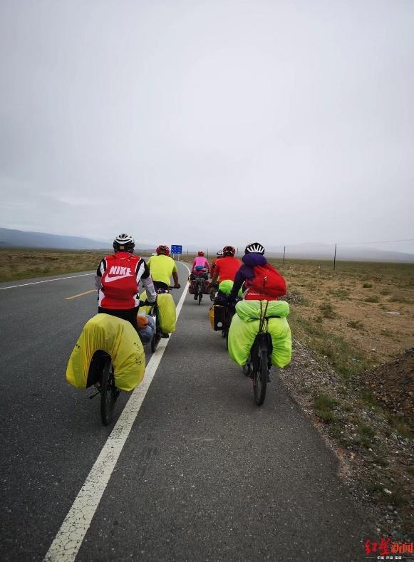 成都年均61岁骑行团穿越无人区  翻越5000米垭口