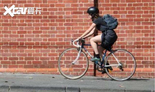 澳洲开车玩手机罚千元，骑自行车违规竟罚近2000元