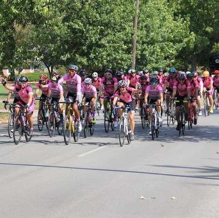 雷吉-米勒参加慈善自行车赛  为癌症治疗基金会募集善款