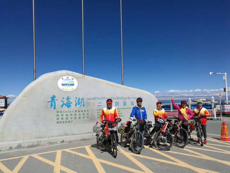 29天骑行3208公里  5名自行车驴友环游青海湖