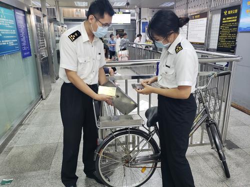 男子用自行车藏匿走私20部手机 在深圳入境被截获