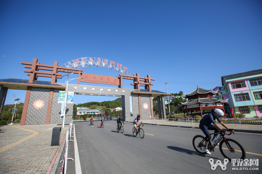 环梵净山 | 朱砂古镇上演抢分大战