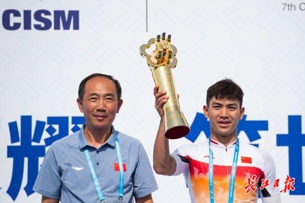 中国八一自行车队获本届军运会首个公平竞赛奖杯