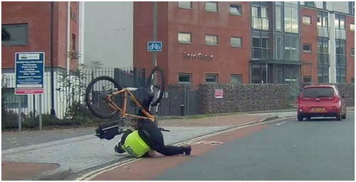 英警察追赶嫌犯中途“翻车”  翻的是自行车