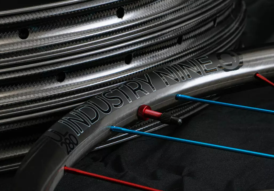 多种涂装搭配 I9推出新款碳纤维山地轮组