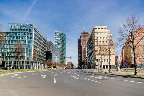疫情期间汽车减少 德国城市重画道路标识扩充自行车道