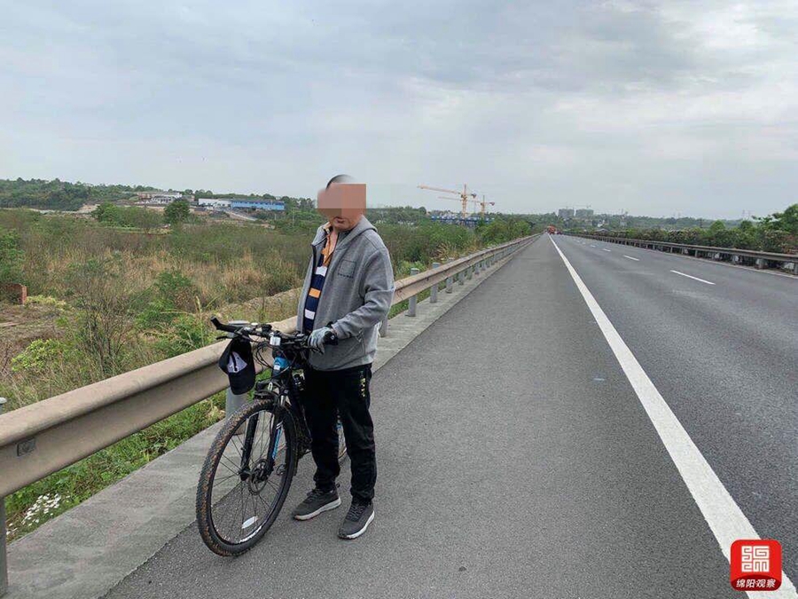 男子高速路上骑自行车：“我只是想看看风景”