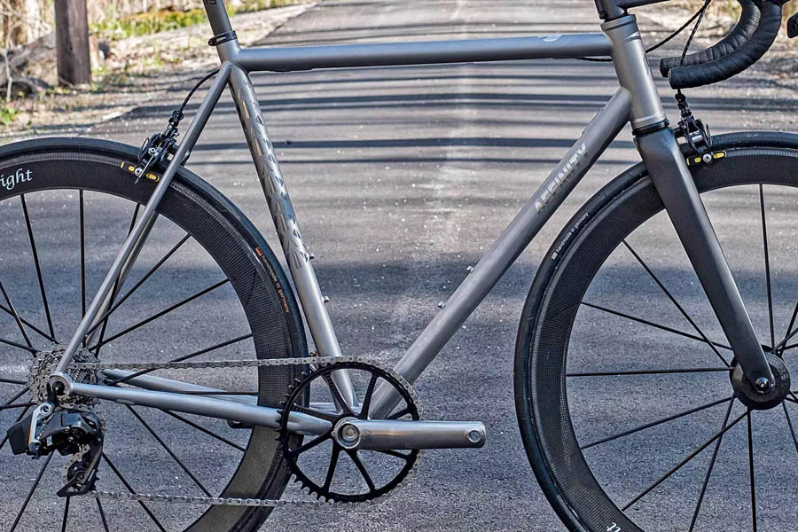 一身顶级货 售10000美元重6.58kg的经典钢架公路车