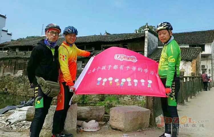 骑行路上 公益支教的旗帜迎风飘扬