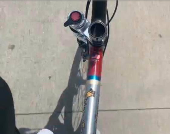 詹姆斯骑车兜风示爱洛杉矶  路人经过向其致意
