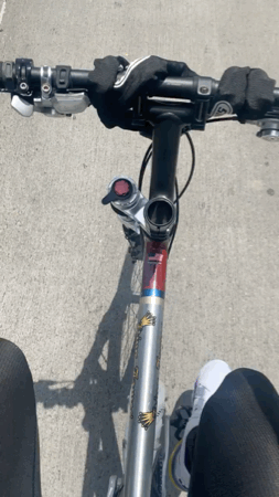 詹姆斯骑车兜风示爱洛杉矶  路人经过向其致意