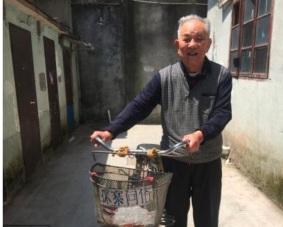 八旬老人骑游400多个村庄：年纪大了，就想多看看家乡