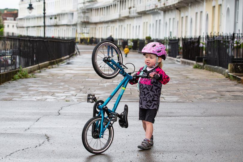 英国2岁小女孩9天内骑行78公里  为过世姐姐筹得近3万