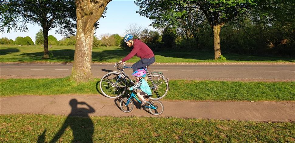 英国2岁小女孩9天内骑行78公里  为过世姐姐筹得近3万