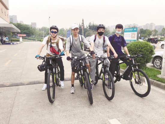 武汉四名大学生骑行20天到西藏