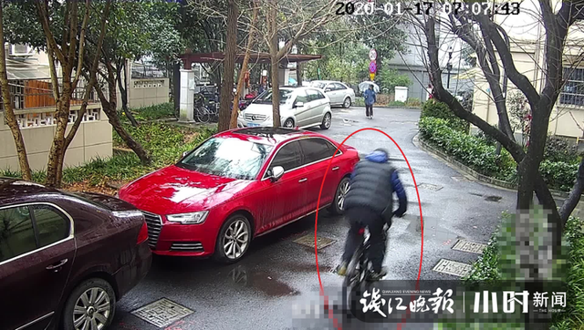 想跟老婆一起骑车浪漫旅行  他遛狗时“捡”了辆自行车