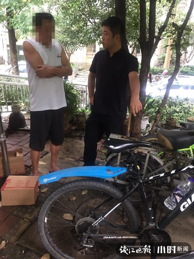 想跟老婆一起骑车浪漫旅行  他遛狗时“捡”了辆自行车