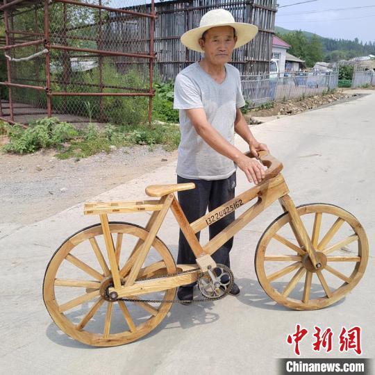 吉林七旬木匠工艺情怀  手工打造木头自行车惊艳众人