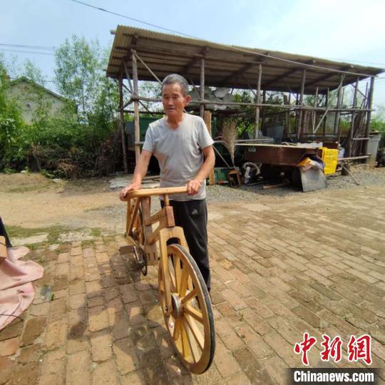 吉林七旬木匠工艺情怀  手工打造木头自行车惊艳众人