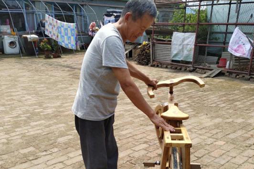 吉林七旬木匠工艺情怀  手工打造木头自行车惊艳众人