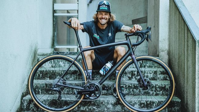 闪电新车谍照曝光 车架传统或比Tarmac SL7轻