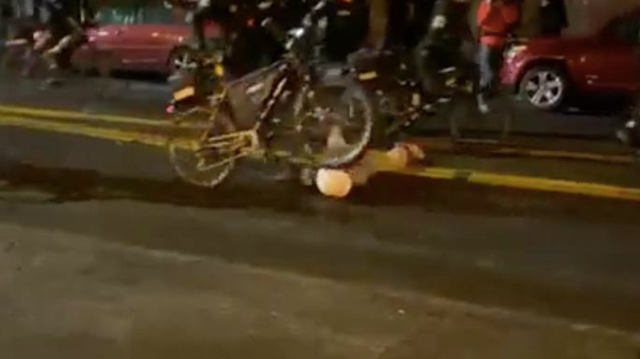 震惊！美国警察骑自行车从示威者头上碾过