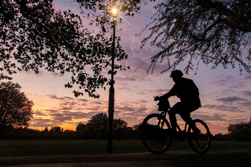 夜间骑行  自行车灯怎么选？