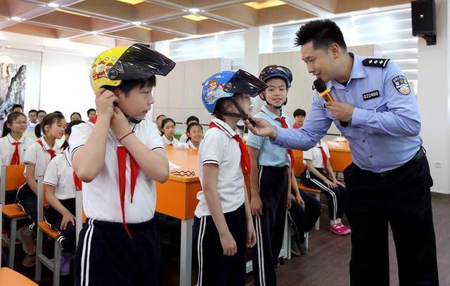上海出新规：12周岁以下学生坐自行车也要戴头盔