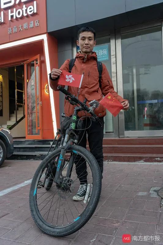 香港青年骑行39天到北京 只为看新年第一次升旗