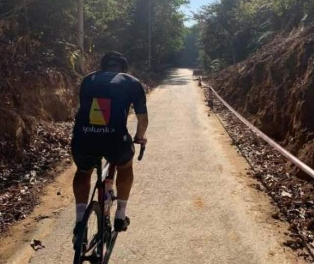 卡纳瓦罗晒骑行照，他完成了4小时100公里的目标