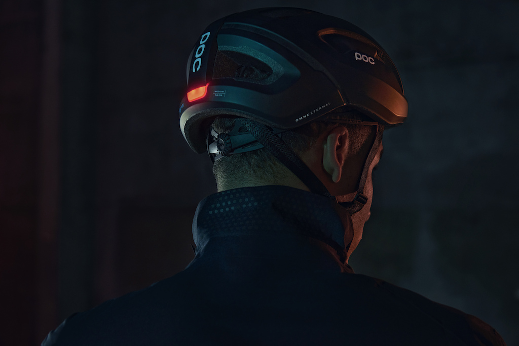 太阳能尾灯 POC推出Omne Eternal通勤头盔