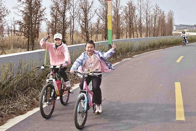 泰州教师春节带着女儿骑行  体验家乡风情