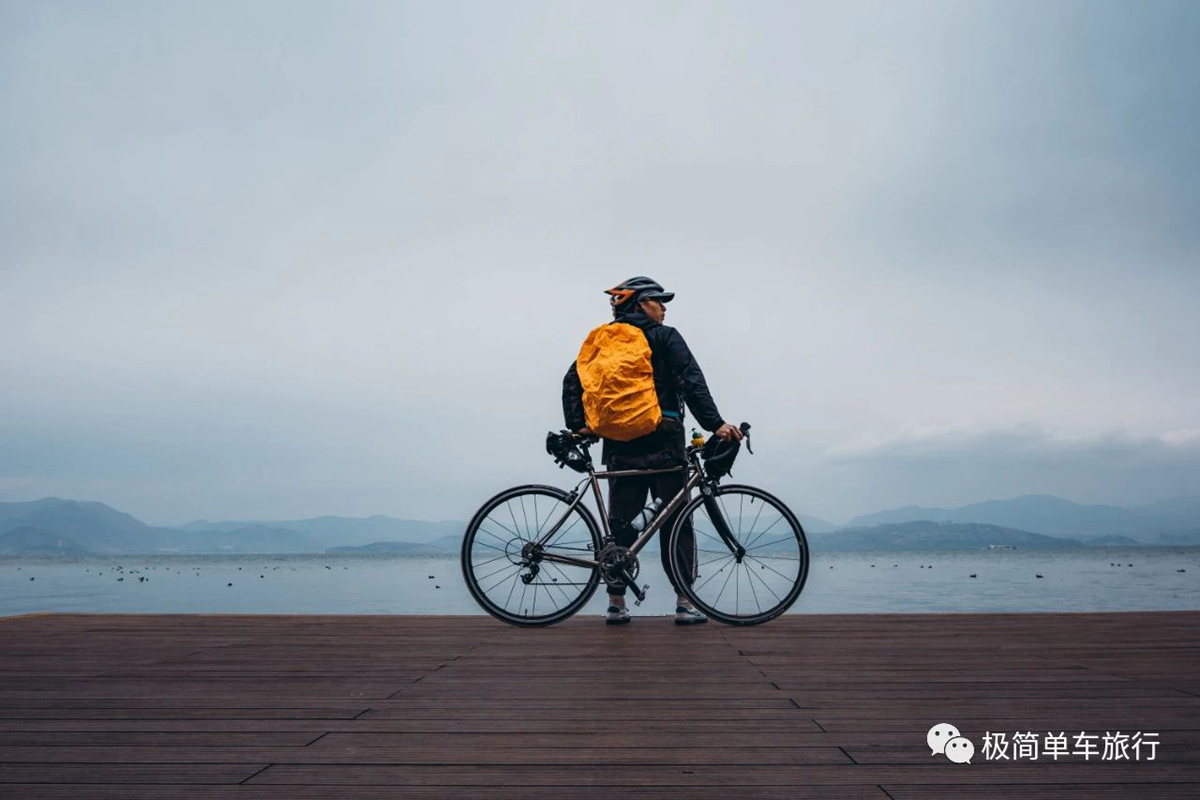 书航,公路车长途骑行爱好者,简装骑行26国,坚持带最少的行李去旅行