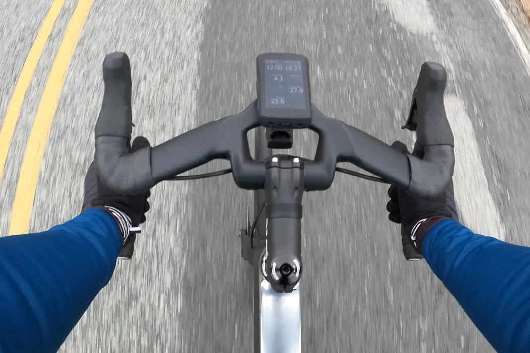 融合码表架 外形独特的Wave RR气动弯把