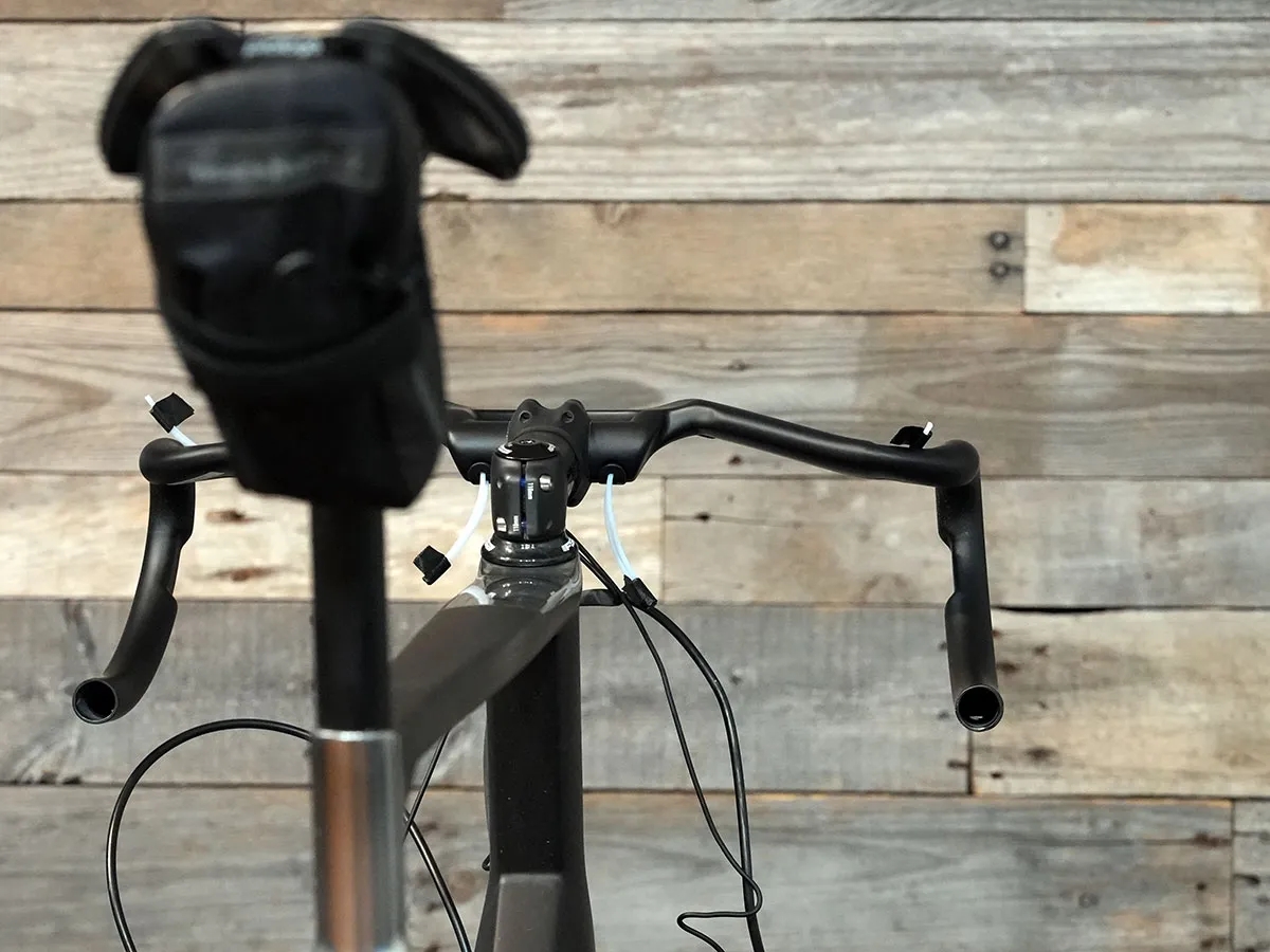 融合码表架 外形独特的Wave RR气动弯把