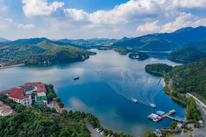 天空晴朗时可以看到九龙湖层峦叠嶂,水势浩淼,湖光山色,相互映辉.