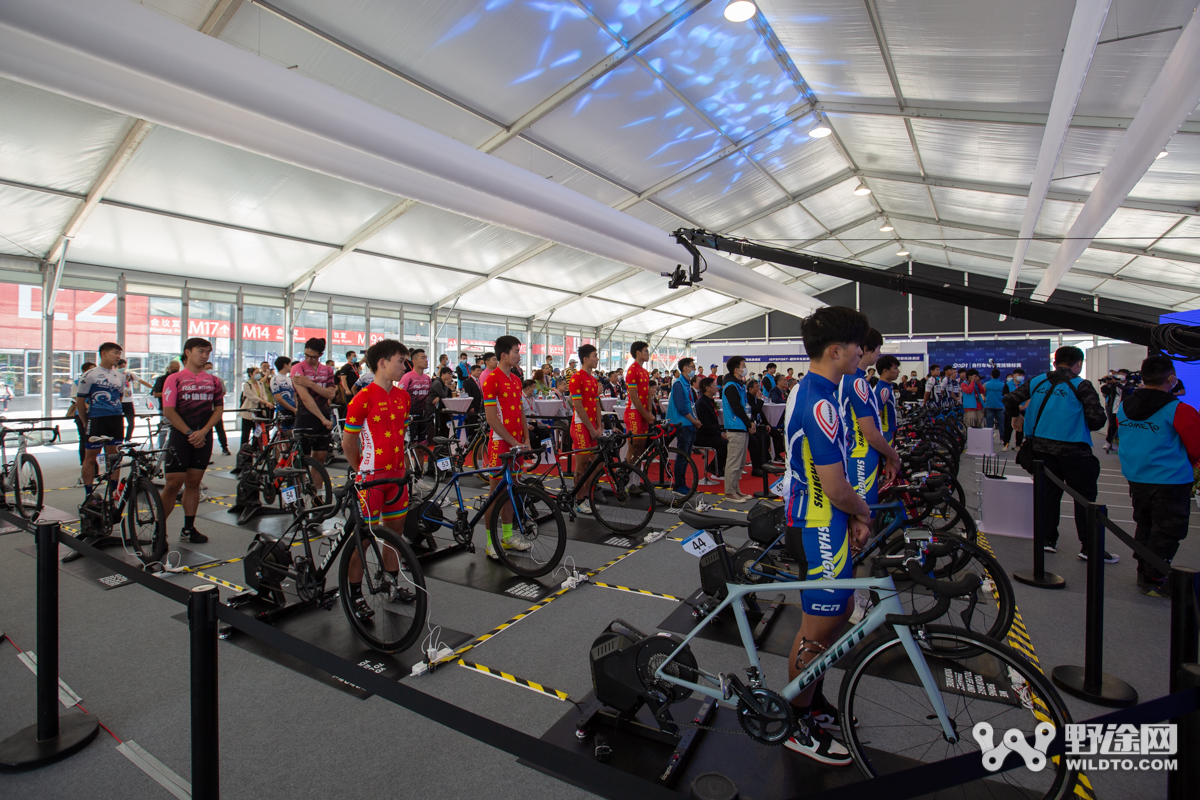 5月5日中国展首日,2021自行车电子竞技锦标赛在上海新国际博览中心内