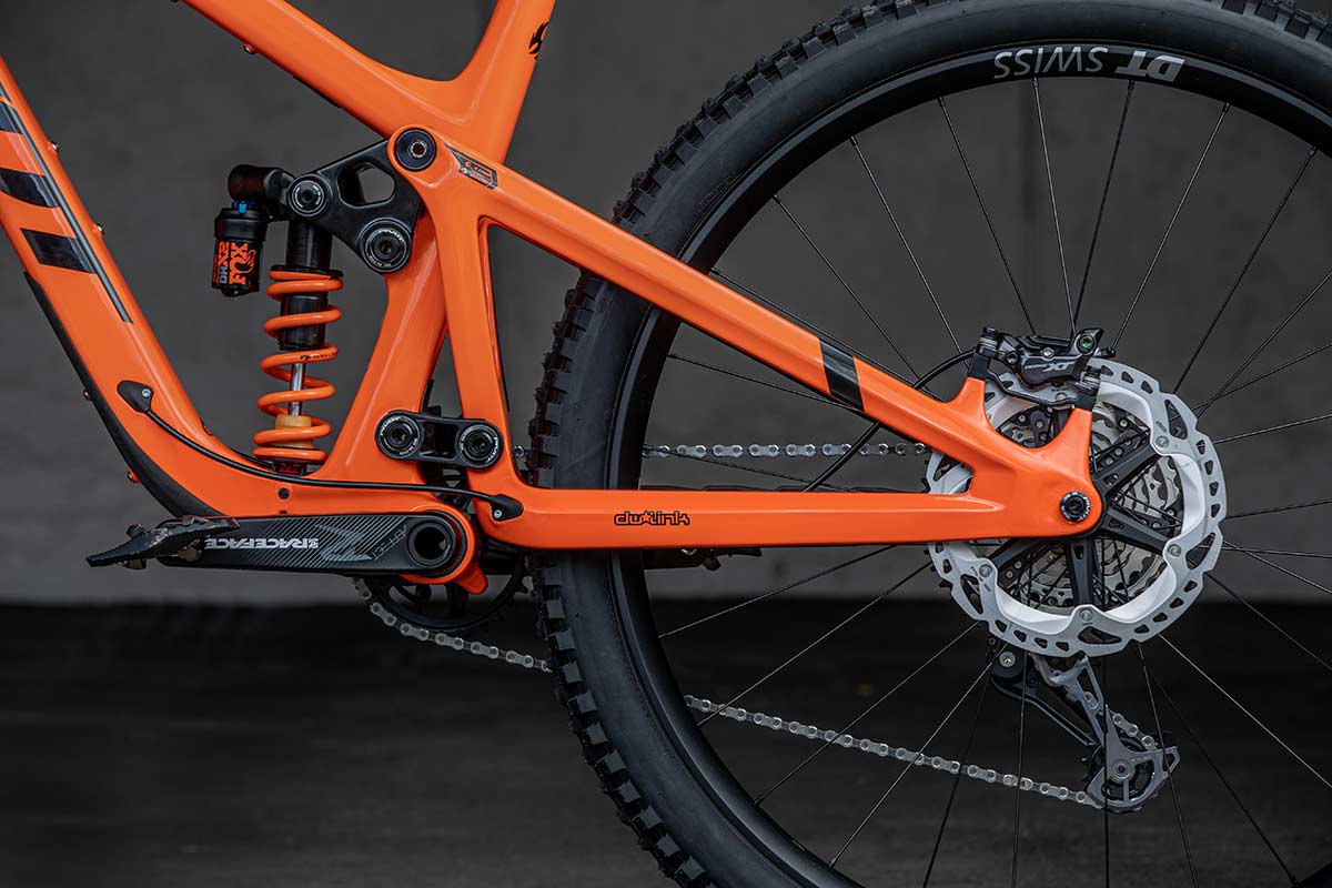 2022 pivot firebird 是一款165毫米行程的29er耐力自行车,采用了