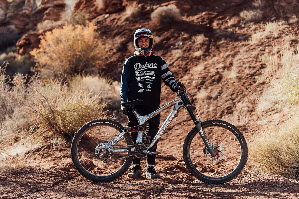 需要什么样的山地自行车才能在红牛坠山赛(red bull rampage)大放